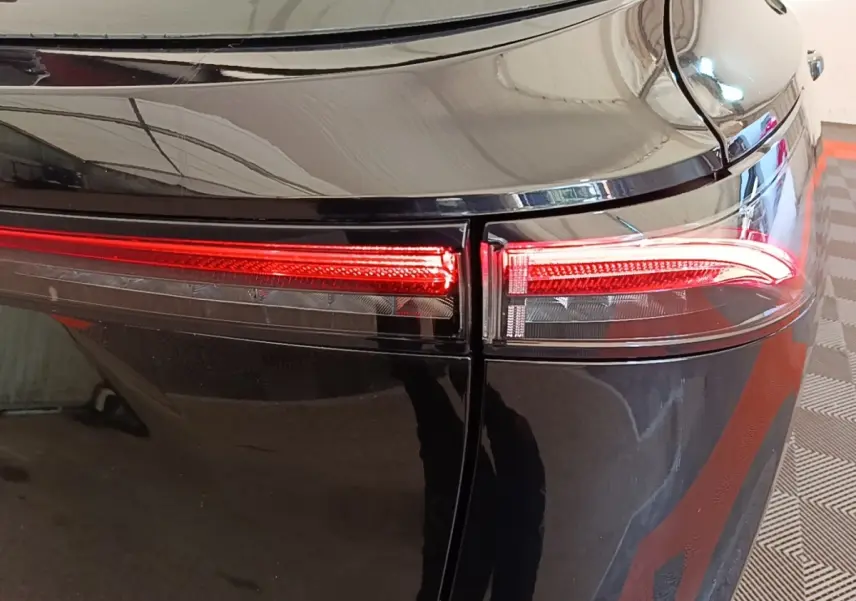Gros plan sur le feu arrière droit rouge du Nissan Ariya noir 63kWh 218ch Engage, finition 2026.