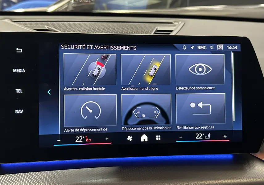 Écran tactile du système de sécurité et avertissements dans le tableau de bord du BMW X1 Spacesilber 2024.