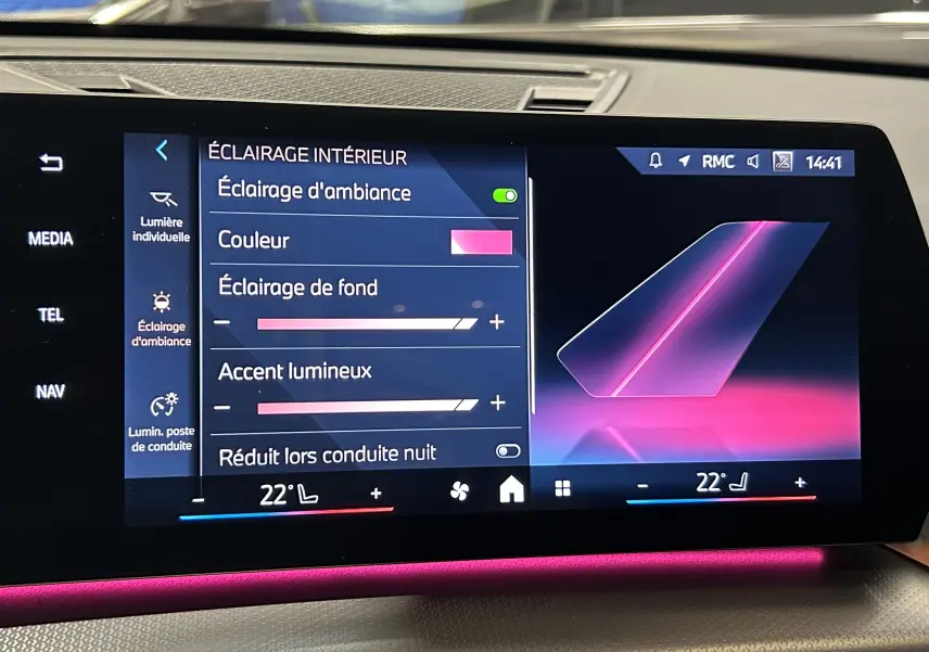 Écran tactile intérieur du BMW X1 2024 montrant les réglages d’éclairage d’ambiance en rose avec température à 22 degrés.