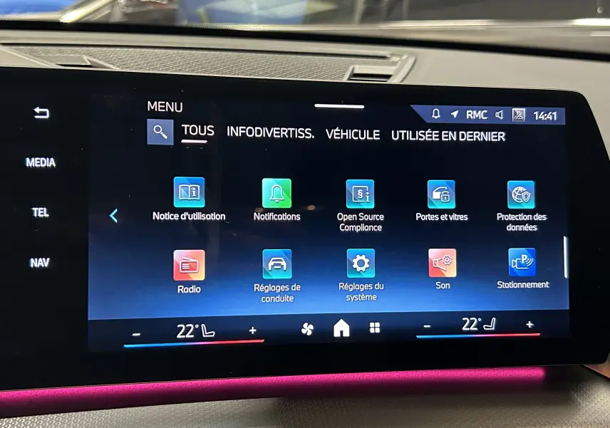 Écran tactile central du BMW X1 2024 affichant le menu principal avec réglages et notifications, ambiance intérieure moderne.