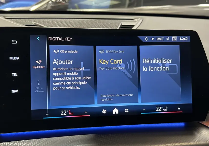Écran tactile intérieur du BMW X1 2024 affichant le menu Digital Key avec interface moderne et éclairage bleu ambient
