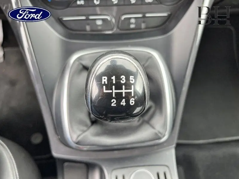 Gros plan sur le pommeau de levier de vitesses manuel noir du Ford Kuga gris Magnetic de 2015.