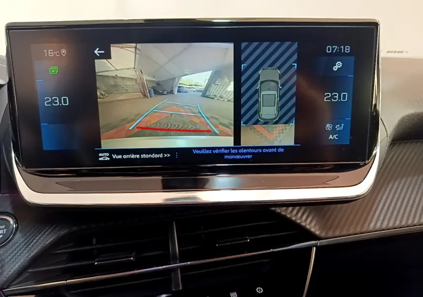 Écran tactile intérieur du Peugeot 2008 gris clair 2021 affichant la caméra de recul et l’aide au stationnement arrière.