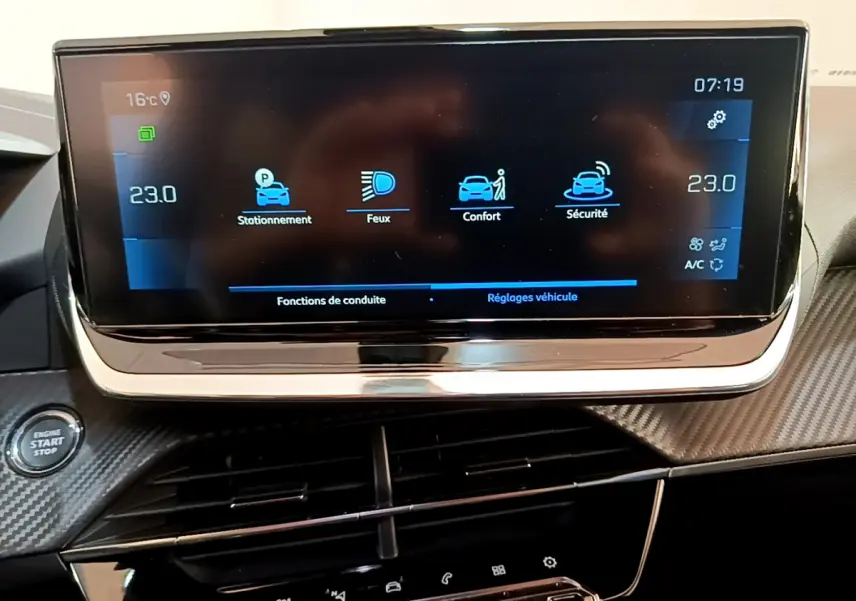 Écran tactile central du tableau de bord Peugeot 2008 gris clair, affichant les réglages de conduite et température.