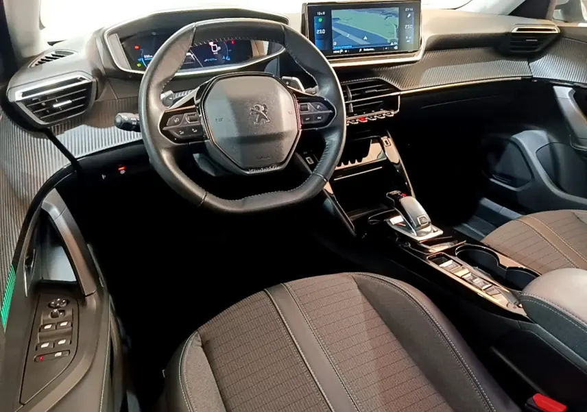 Vue intérieure côté conducteur du Peugeot 2008 2021, volant cuir, écran tactile 10 pouces et tableau de bord numérique.