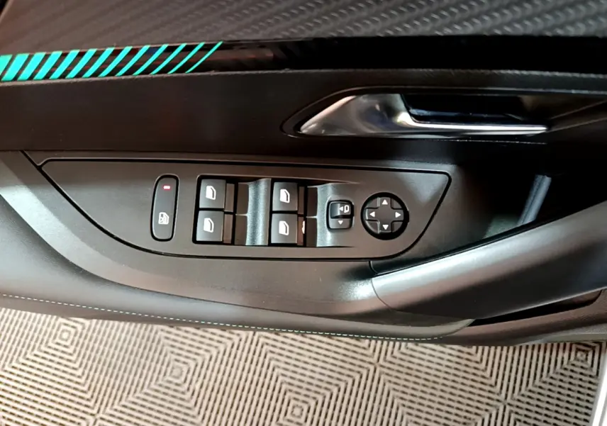 Vue rapprochée du panneau de commandes des vitres et rétroviseurs côté gauche d’un Peugeot 2008 gris clair.