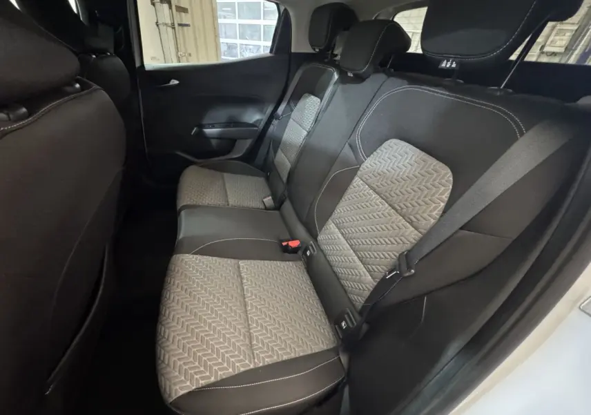 Vue intérieure côté droit sur la banquette arrière tissu gris et noir de la Renault Clio Business TCe 100 GPL 2023 blanche.