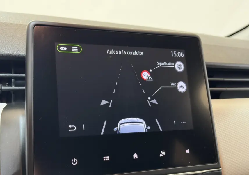 Écran tactile central de la Renault Clio Business affichant les aides à la conduite et la reconnaissance des panneaux.