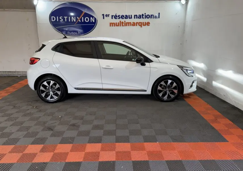 Profil droit d'une Renault Clio Business TCe 100 GPL blanche 2023, avec jantes alliage et rétroviseurs noirs.