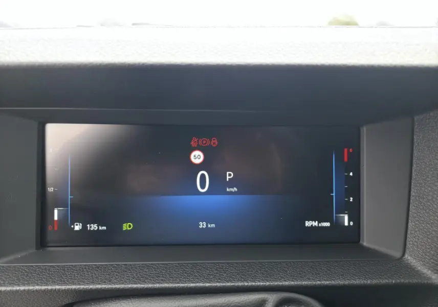 Combiné numérique 10 pouces HD couleur de l'Opel Vivaro 2025 affichant vitesse, autonomie et température moteur.