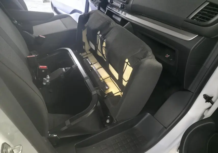 Intérieur de l’Opel Vivaro blanc, vue côté droit sur siège passager relevé avec rangement intégré visible.