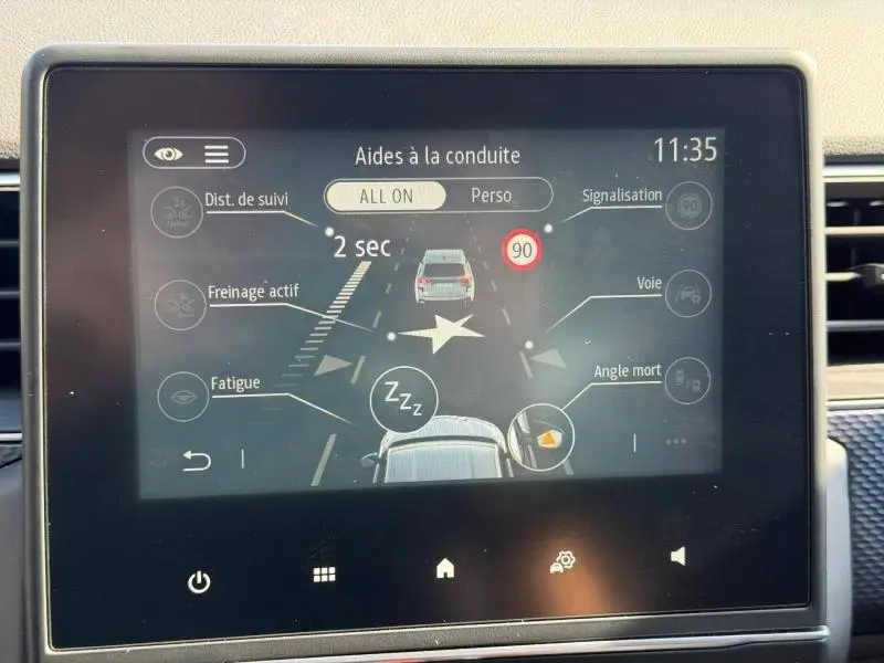 Écran tactile du tableau de bord du Renault Arkana 2025 montrant les aides à la conduite et alertes de sécurité.