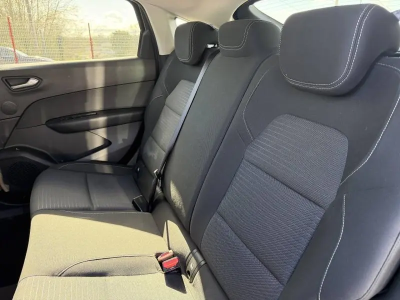 Vue intérieure des sièges arrière noirs avec surpiqûres blanches du Renault Arkana 2025, côté droit.