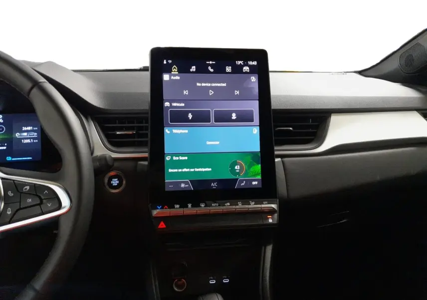 Vue intérieure centrée sur la console centrale tactile verticale du Renault Symbioz gris Cassiopée avec volant partiel à gauche.