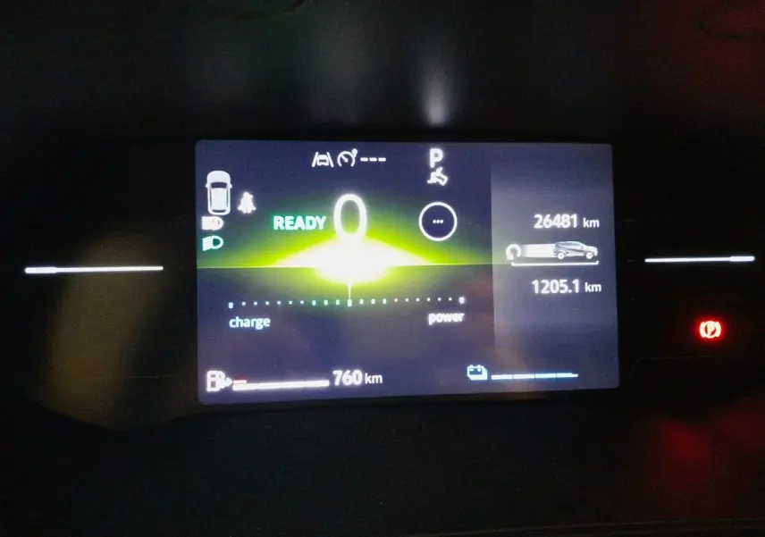 Tableau de bord numérique du Renault Symbioz gris cassiopée, affichant l'état prêt et l'autonomie à 760 km.
