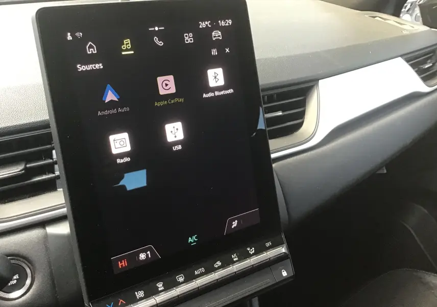 Vue rapprochée de l’écran tactile vertical du système multimédia OpenR Link 10,4'' dans le tableau de bord gris du Renault Symbioz.