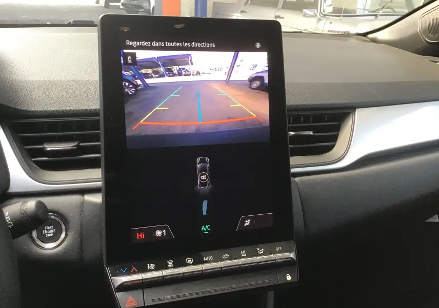 Vue intérieure du tableau de bord du Renault Symbioz gris cassiopée 2025, avec écran tactile affichant la caméra de recul.