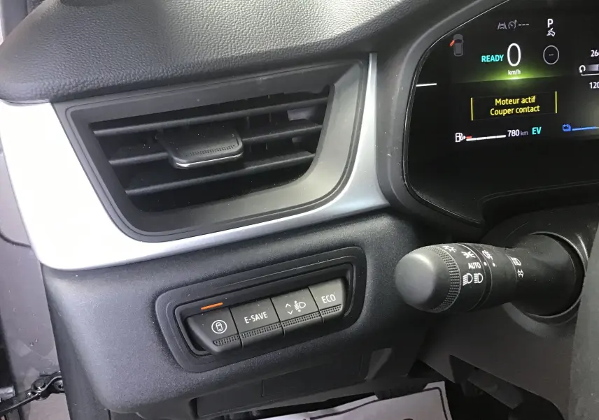 Détail intérieur côté gauche du tableau de bord gris cassiopée du Renault Symbioz E-Tech Full Hybrid 2025 avec commandes et écran digital.