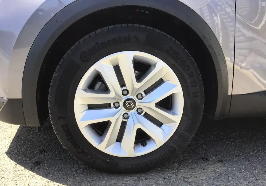 Gros plan sur la roue avant droite gris cassiopée du Renault Symbioz E-Tech Full Hybrid 145 Evolution avec jante aluminium.
