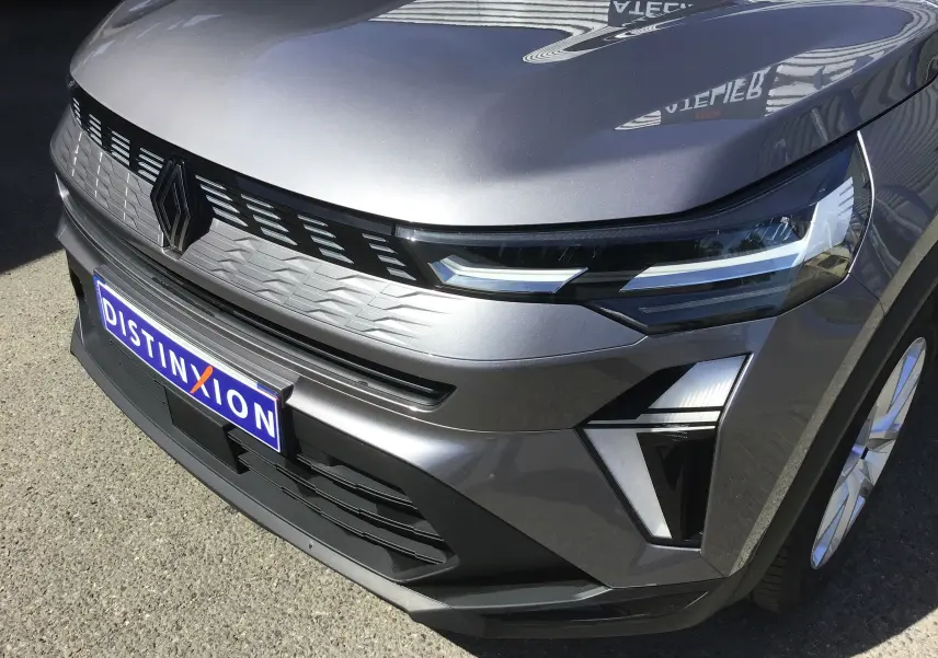 Vue avant droite du Renault Symbioz gris cassiopée, mettant en valeur la calandre stylisée et les phares LED fins.