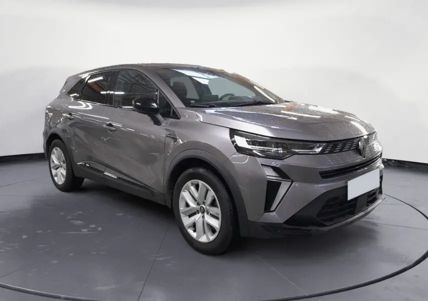 Renault Symbioz E-Tech Full Hybrid 145 Evolution gris cassiopée, vue 3/4 avant mettant en valeur ses phares LED et sa calandre distinctive.