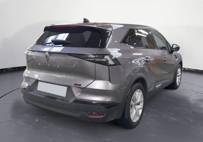 Vue 3/4 arrière droite du Renault Symbioz gris Cassiopée, mettant en valeur ses lignes modernes et son logo distinctif à l'arrière.