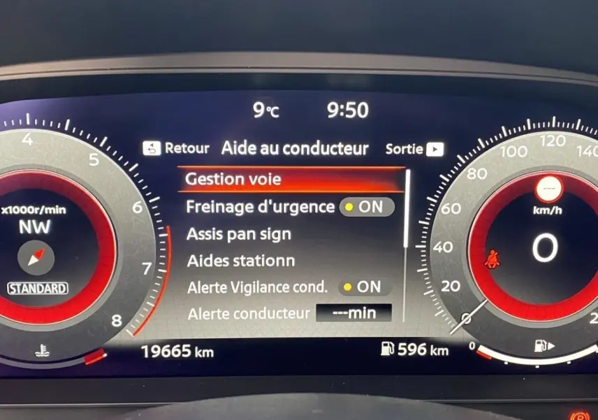Tableau de bord numérique du Nissan Juke gris clair 2025 affichant l'aide au conducteur et compteurs en vue frontale.