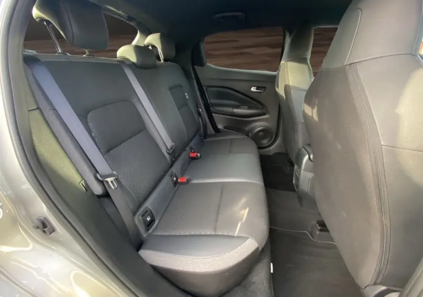 Vue intérieure côté droit des sièges arrière gris foncé du Nissan Juke DIG-T 114 DCT N-Connecta 2025.