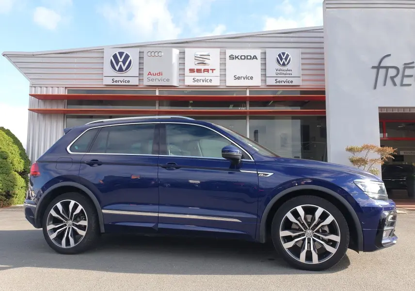 Volkswagen Tiguan 2018 bleu Atlantique métallisé vu de profil côté gauche, avec jantes alliage distinctives.