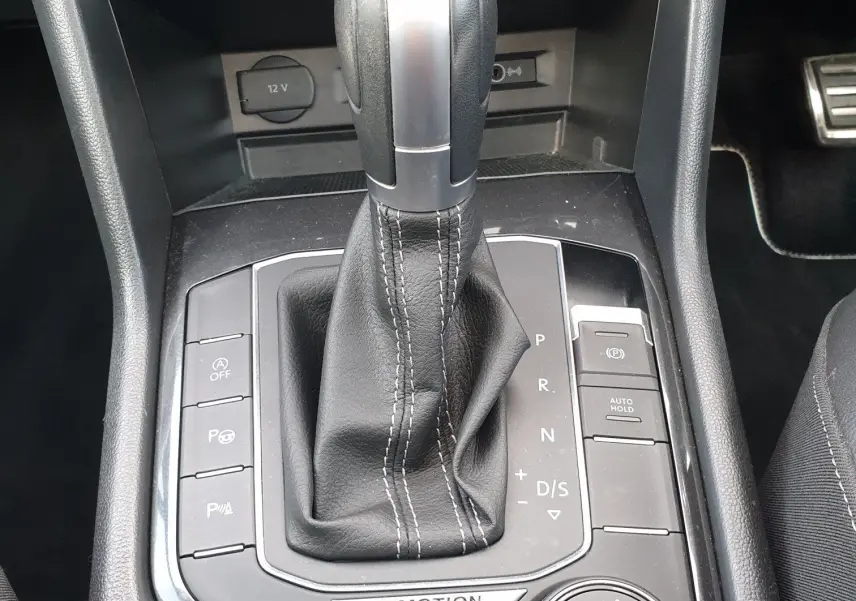 Gros plan sur la console centrale du Volkswagen Tiguan 2018 avec levier de vitesses automatique et molette de modes de conduite.