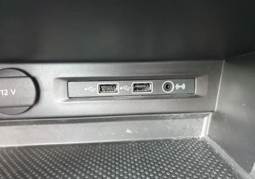 Gros plan sur les ports USB et prise jack dans la console d'un Volkswagen Tiguan bleu Atlantique métallisé 2018.