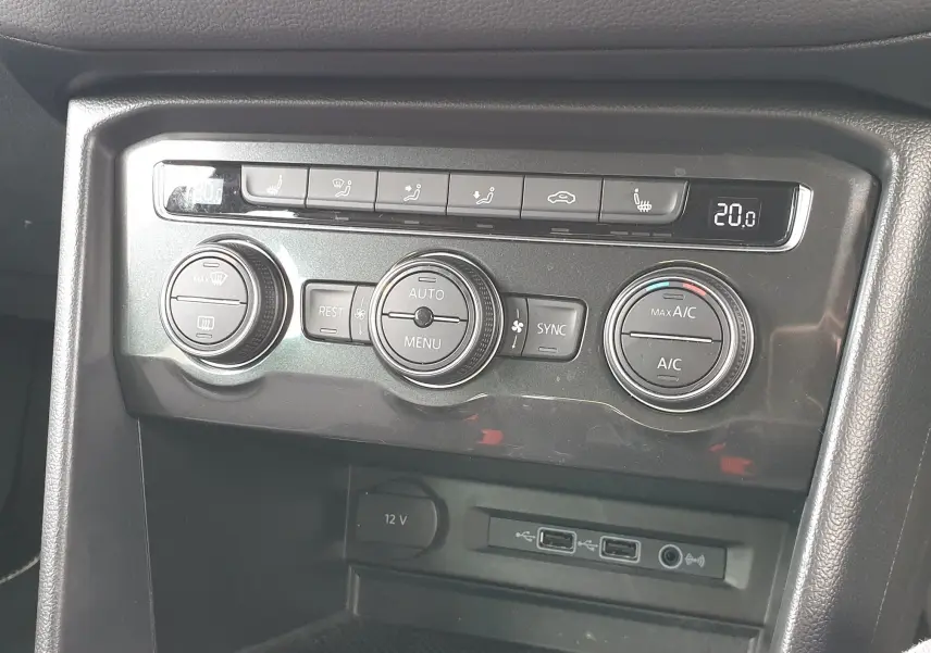 Console centrale du Volkswagen Tiguan 2018 avec commandes de climatisation et ports USB visibles en gros plan.