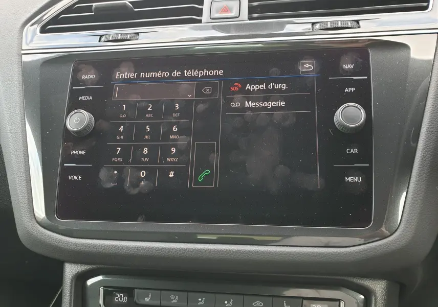 Écran tactile central du Volkswagen Tiguan 2018 montrant le clavier pour entrer un numéro de téléphone.