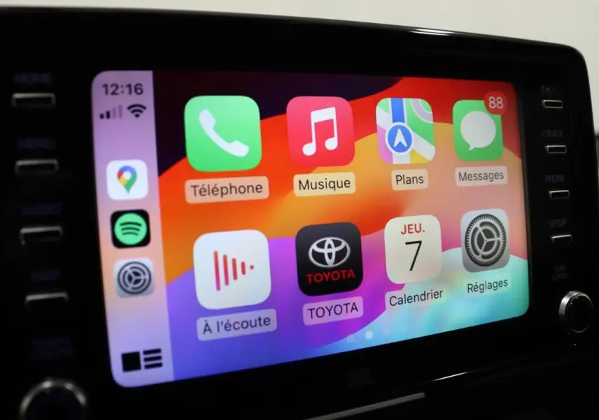 Écran tactile central de la Toyota Yaris 2021 affichant les applications téléphone, musique et navigation.