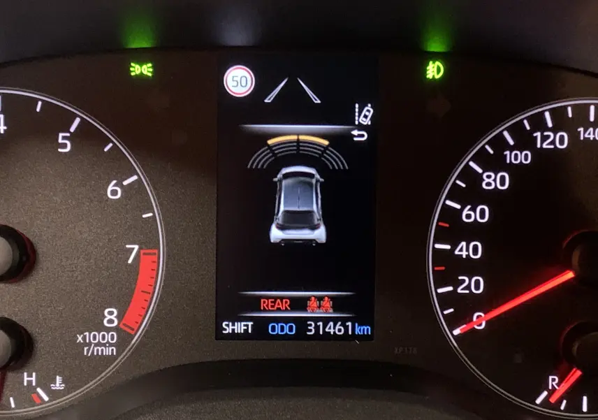 Tableau de bord de Toyota Yaris 1.6 VVT-I 261 Premium GR 2021 avec affichage digital et compte-tours en vue frontale.