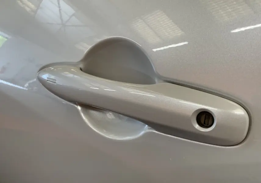 Poignée de porte avant droite blanc métal de Toyota Yaris 1.6 VVT-I 261 Premium GR vue en gros plan
