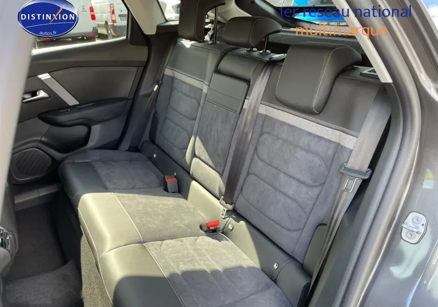 Vue intérieure côté droit des sièges arrière en cuir noir et alcantara gris d'une Citroën C4 gris platinium 2024.