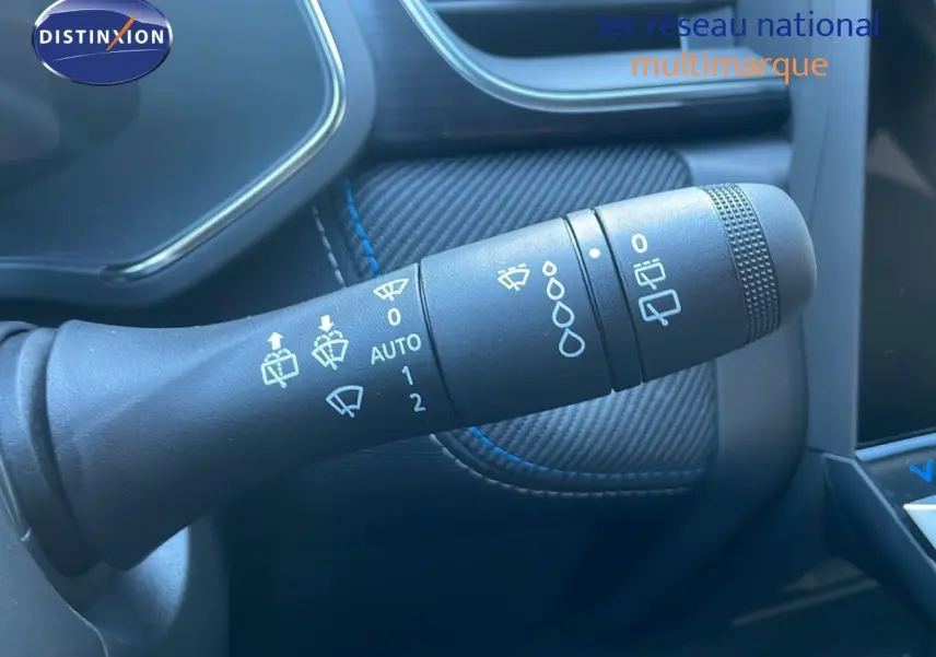 Gros plan sur la commande d'essuie-glace du Renault Captur noir étoile métal, soulignant les réglages automatiques.