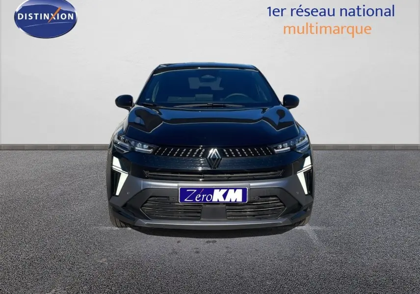 Vue frontale d'un Renault Captur E-Tech hybride noir étoile métal avec feux LED allumés sur fond neutre.