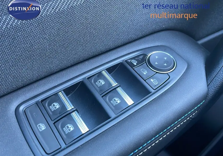 Gros plan sur les commandes des vitres électriques et rétroviseurs du côté gauche d’un Renault Captur noir étoile métal 2025.