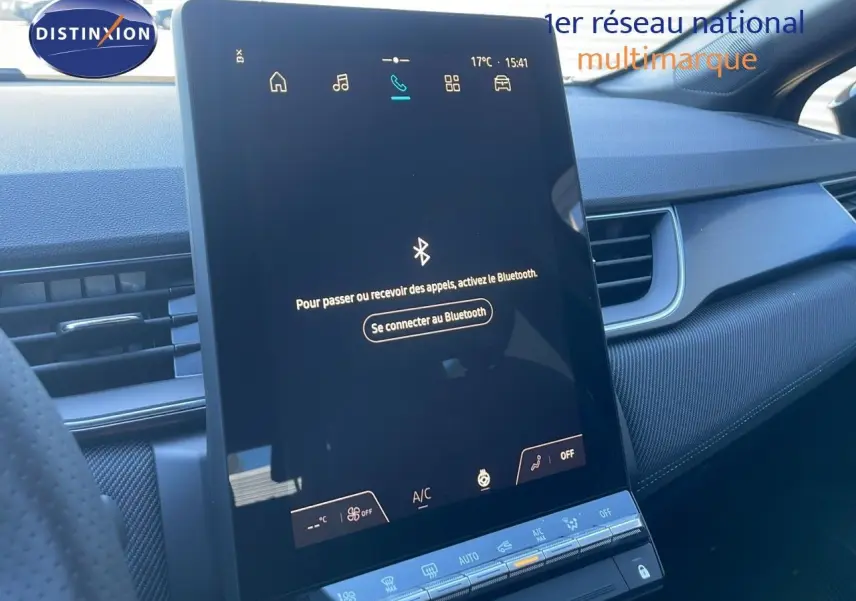 Vue intérieure du tableau de bord du Renault Captur E-Tech hybride 2025, écran tactile central allumé en mode Bluetooth.
