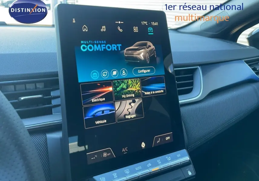 Écran tactile central affichant les réglages de conduite du Renault Captur E-Tech hybride, intérieur moderne et épuré.