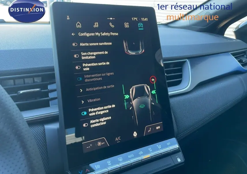 Écran tactile central affichant les réglages d'aide à la conduite du Renault Captur E-Tech hybride 2025, intérieur noir.