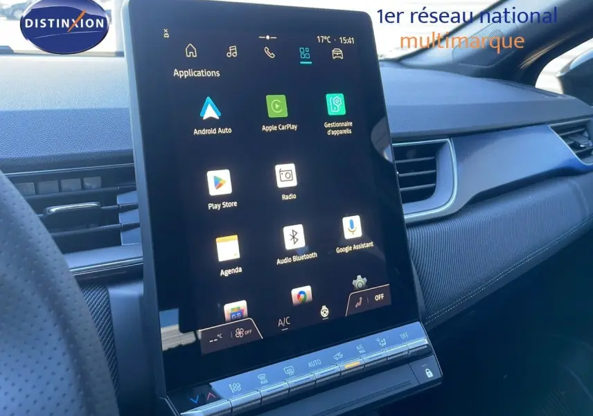 Vue intérieure du tableau de bord du Renault Captur E-Tech Hybrid 2025 avec écran tactile central et finition noire étoile métal.