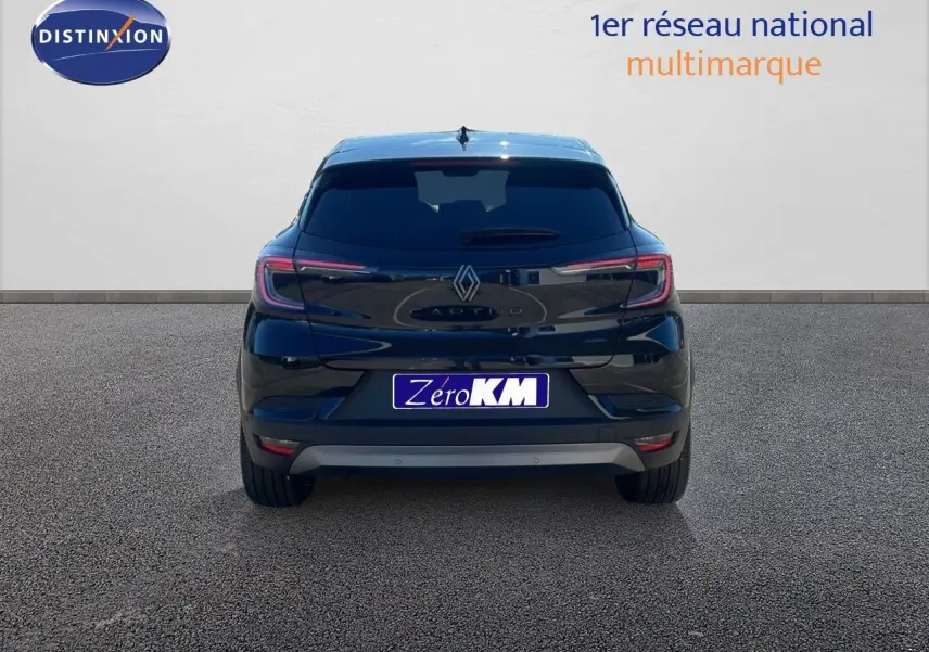 Vue arrière du Renault Captur noir étoile métal 2025 avec feux LED et logo central bien visibles.