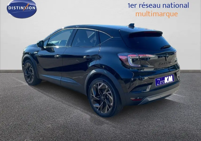 Vue 3/4 arrière droite du Renault Captur E-Tech hybride noir étoile métal avec jantes noires distinctives.