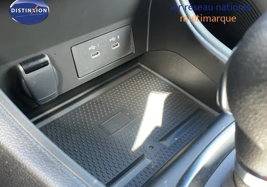 Gros plan sur la console centrale du Renault Captur E-Tech hybride 2025, montrant deux ports USB-C et un espace de rangement noir.