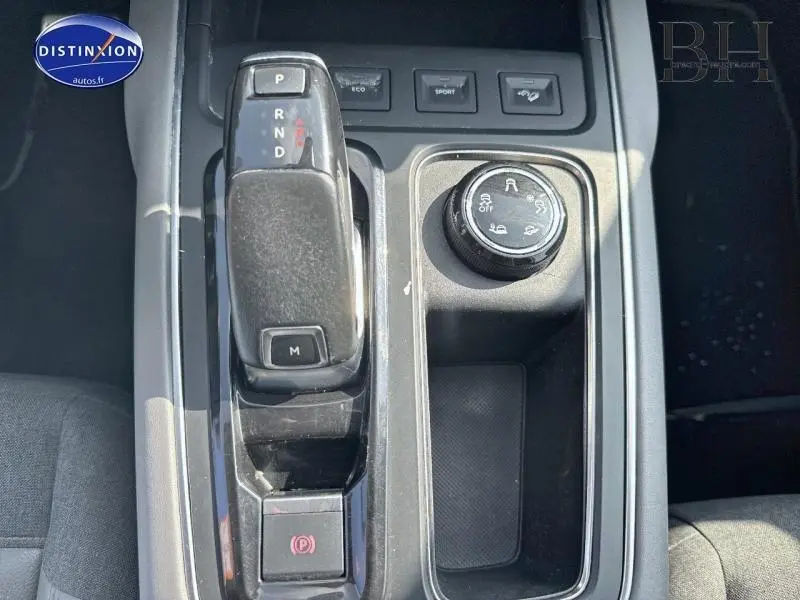 Gros plan sur la console centrale noire du Citroën C5 Aircross 2020 avec levier de boîte auto et sélecteur de modes de conduite.