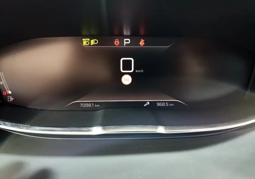 Affichage numérique du tableau de bord du Peugeot 3008 PureTech 130, indiquant 0 km/h et 70 981 km au compteur.