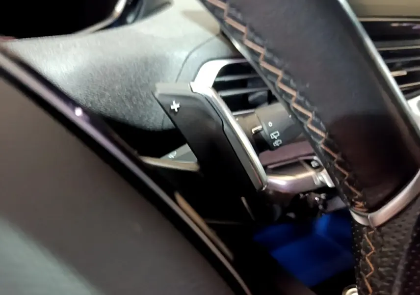 Gros plan sur la palette de changement de vitesse au volant cuir noir du Peugeot 3008 PureTech 130 GT 2021.